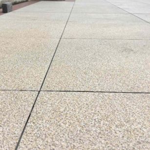 洛阳 黄金麻花岗岩石板材荔枝面地面铺装效果