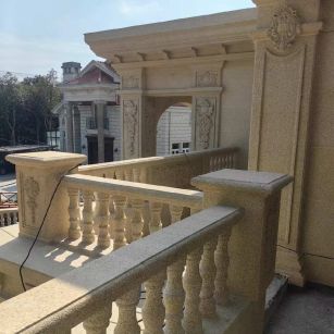 洛阳 黄金麻别墅外墙干挂雕花配合阳台栏杆花瓶柱