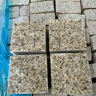 洛阳 黄金麻花岗岩自然面小方块，弹石，马蹄石等