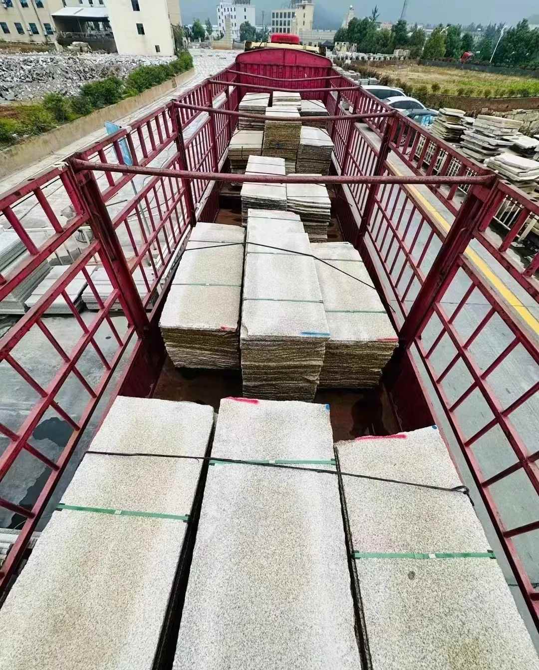 洛阳 黄金麻花岗岩荔枝面，光面毛板装车完成