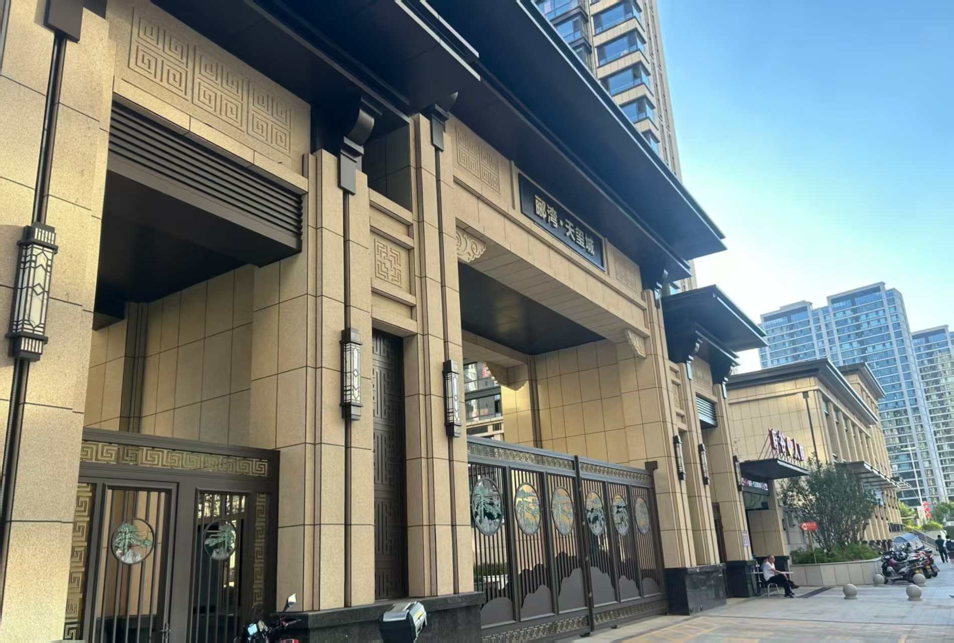 洛阳 黄金麻花岗岩荔枝面小区门楼外墙干挂