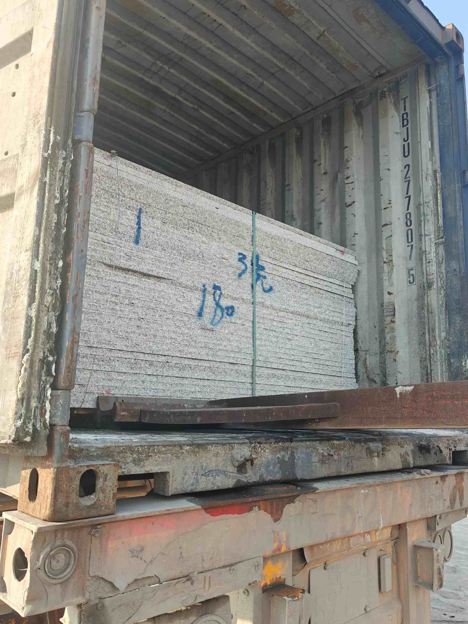 洛阳 芝麻白花岗岩石材3.0公分光面毛板装柜出货