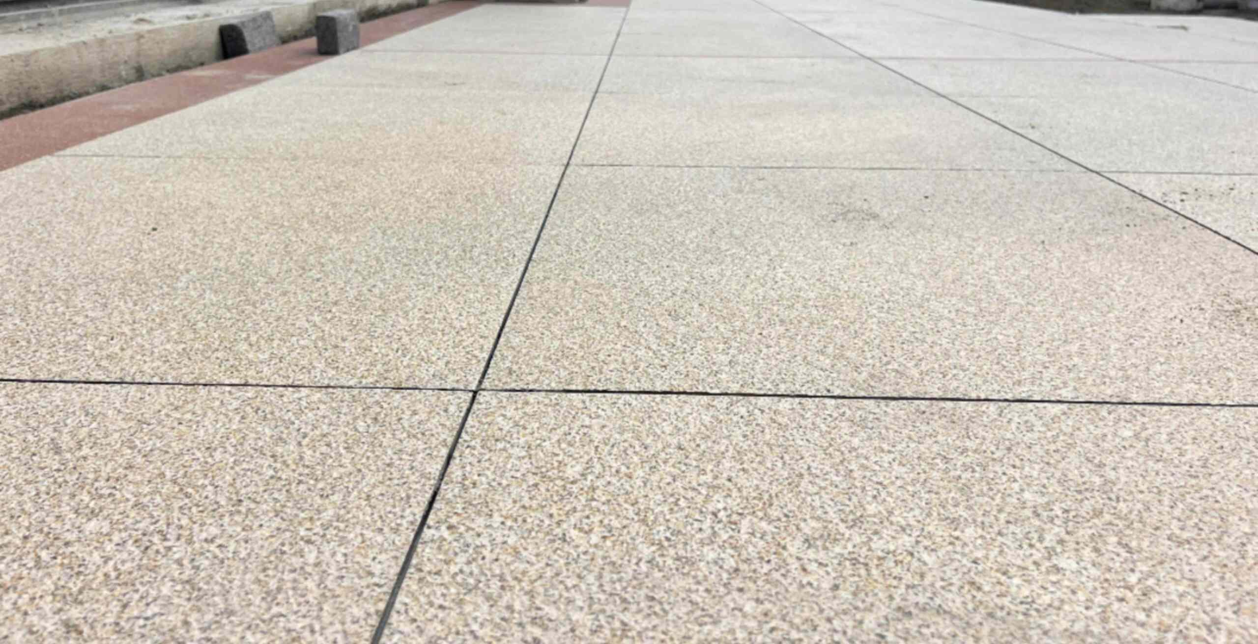 洛阳 黄金麻花岗岩石板材荔枝面地面铺装效果