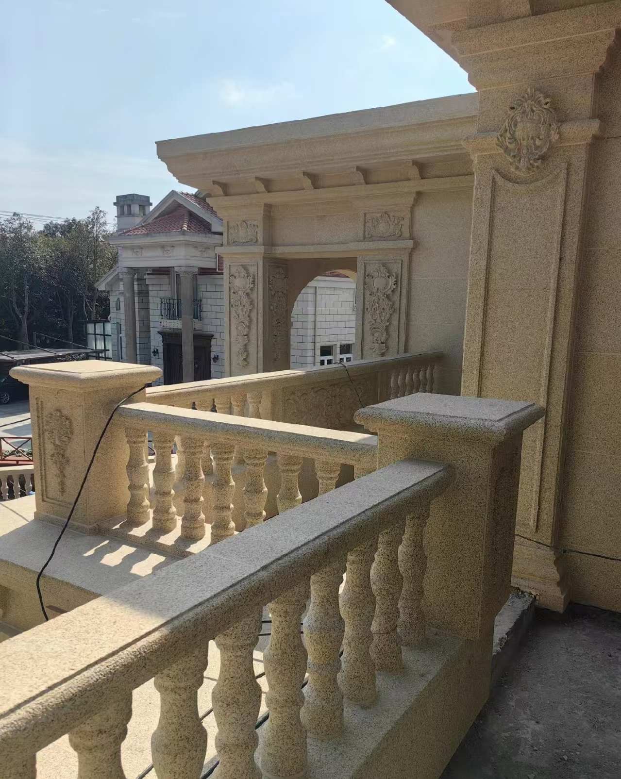 洛阳 黄金麻别墅外墙干挂雕花配合阳台栏杆花瓶柱