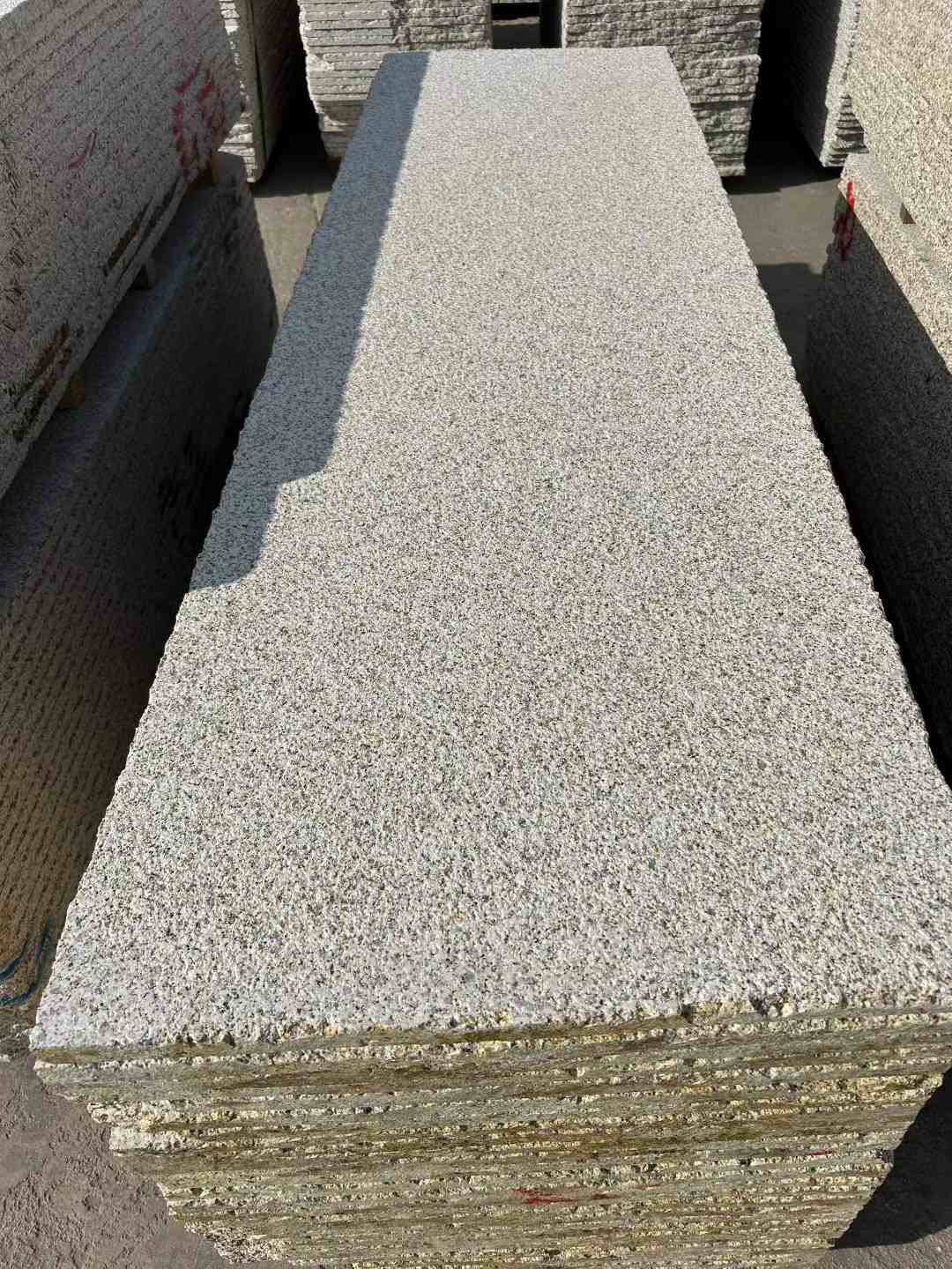 洛阳 黄金麻花岗岩荔枝面毛板，半成品