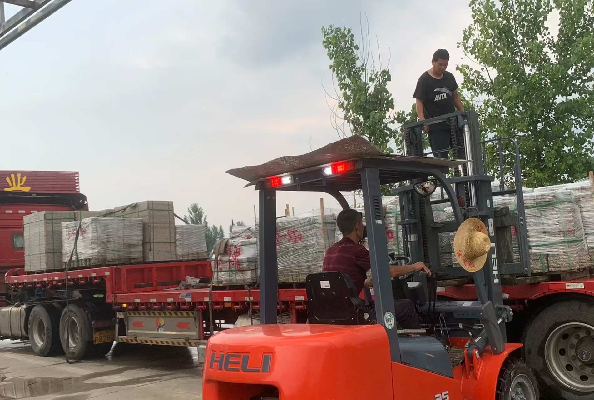 洛阳 黄金麻冰裂纹，地铺石装车