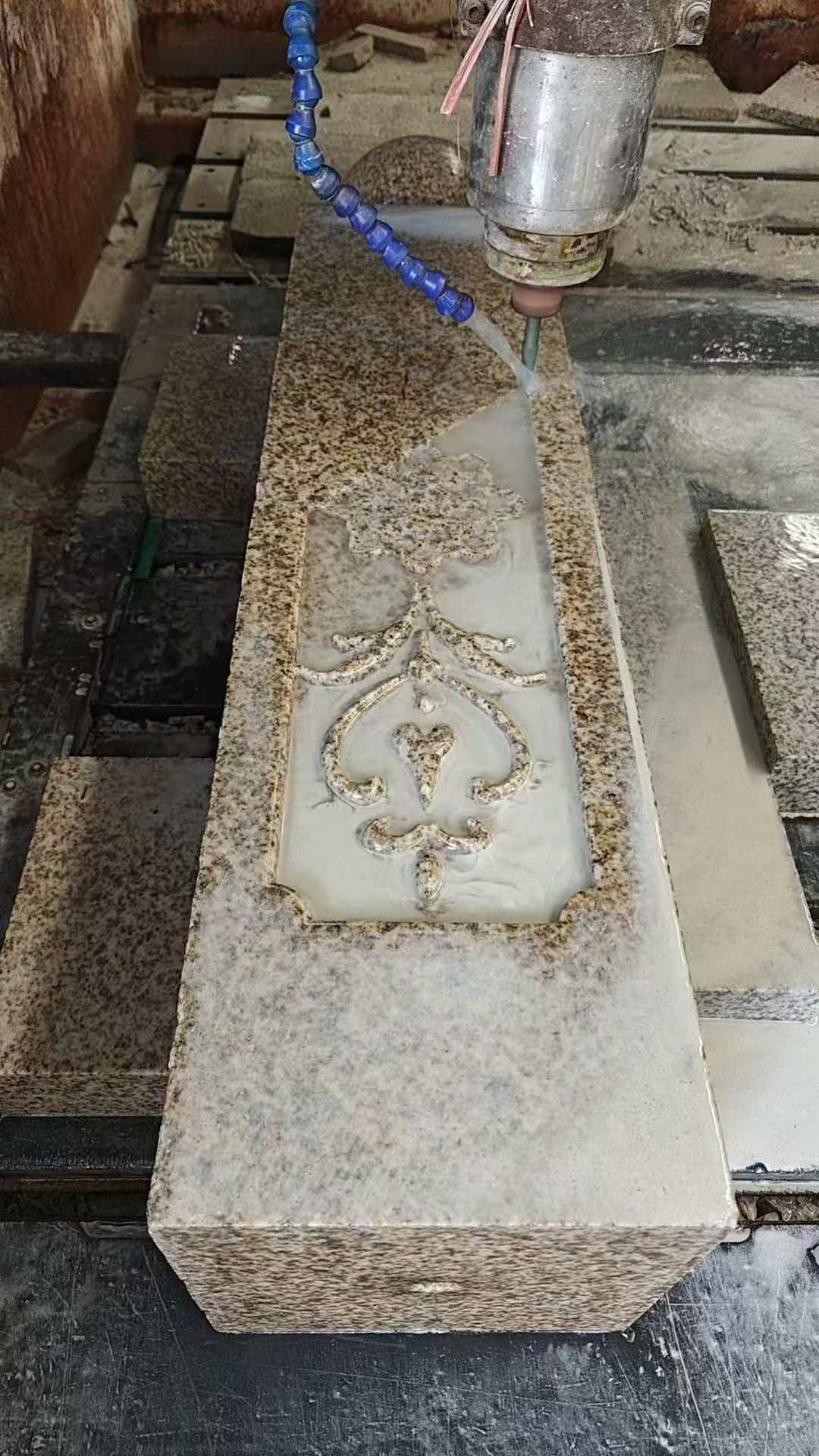 洛阳 黄金麻花岗岩异形加工雕刻栏杆大柱