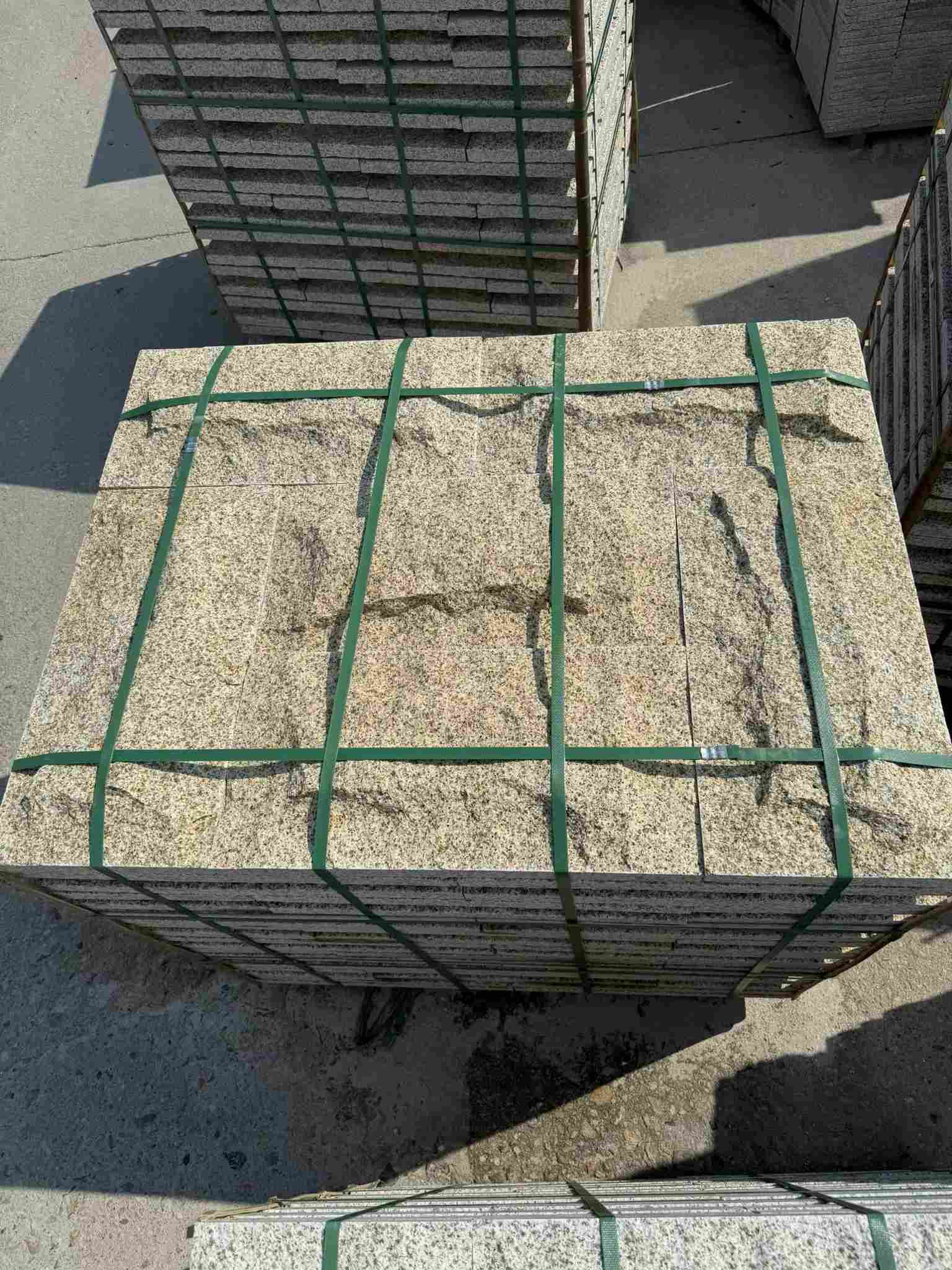 洛阳 黄金麻花岗岩石材自然面蘑菇石成品