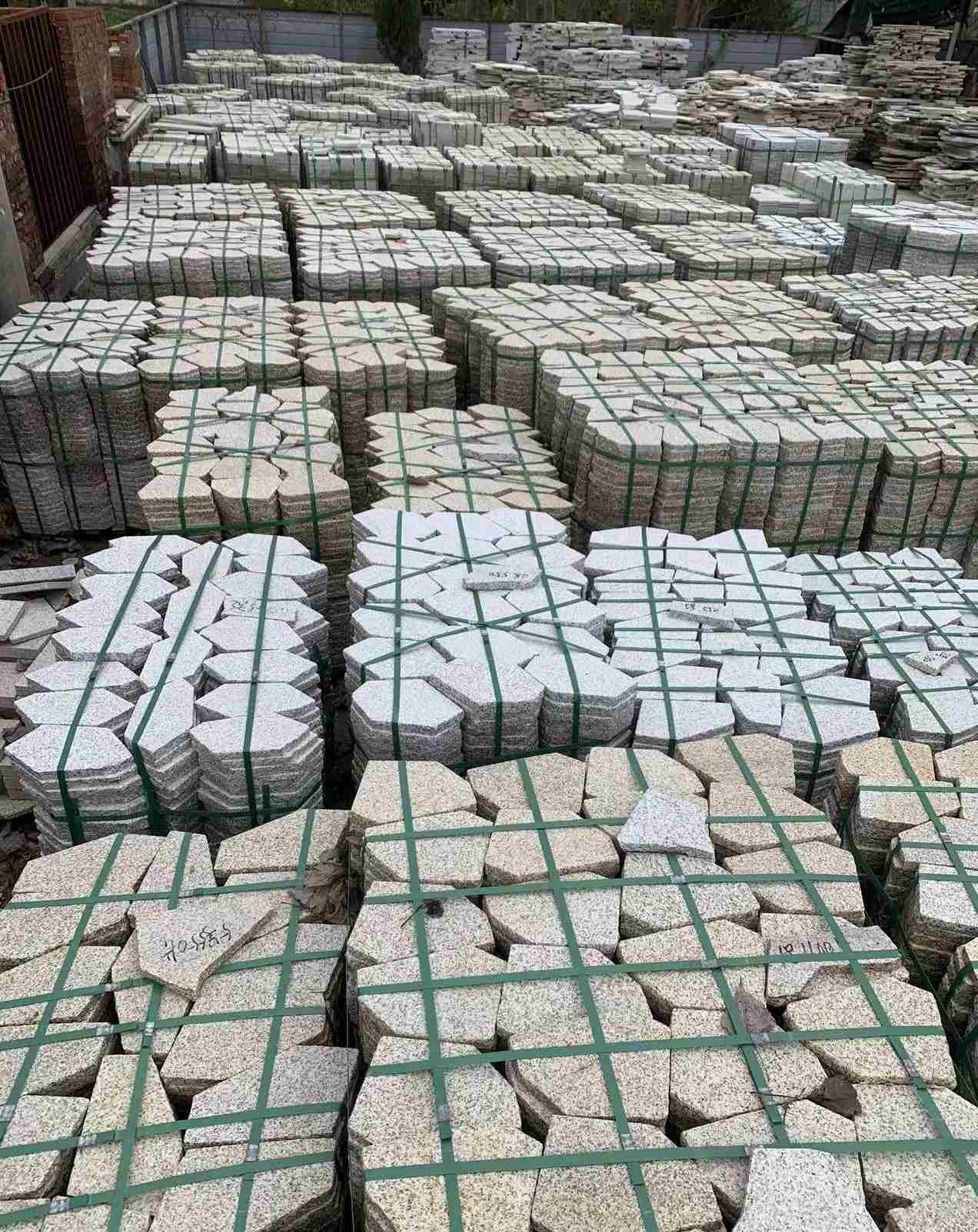 洛阳 黄金麻白麻花岗岩荔枝面地铺石(冰裂纹)