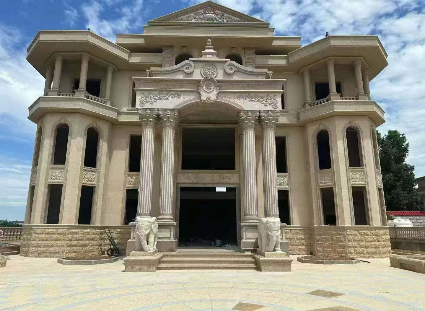 洛阳 黄金麻别墅外墙干挂，大柱，大象，蘑菇石，雕花板