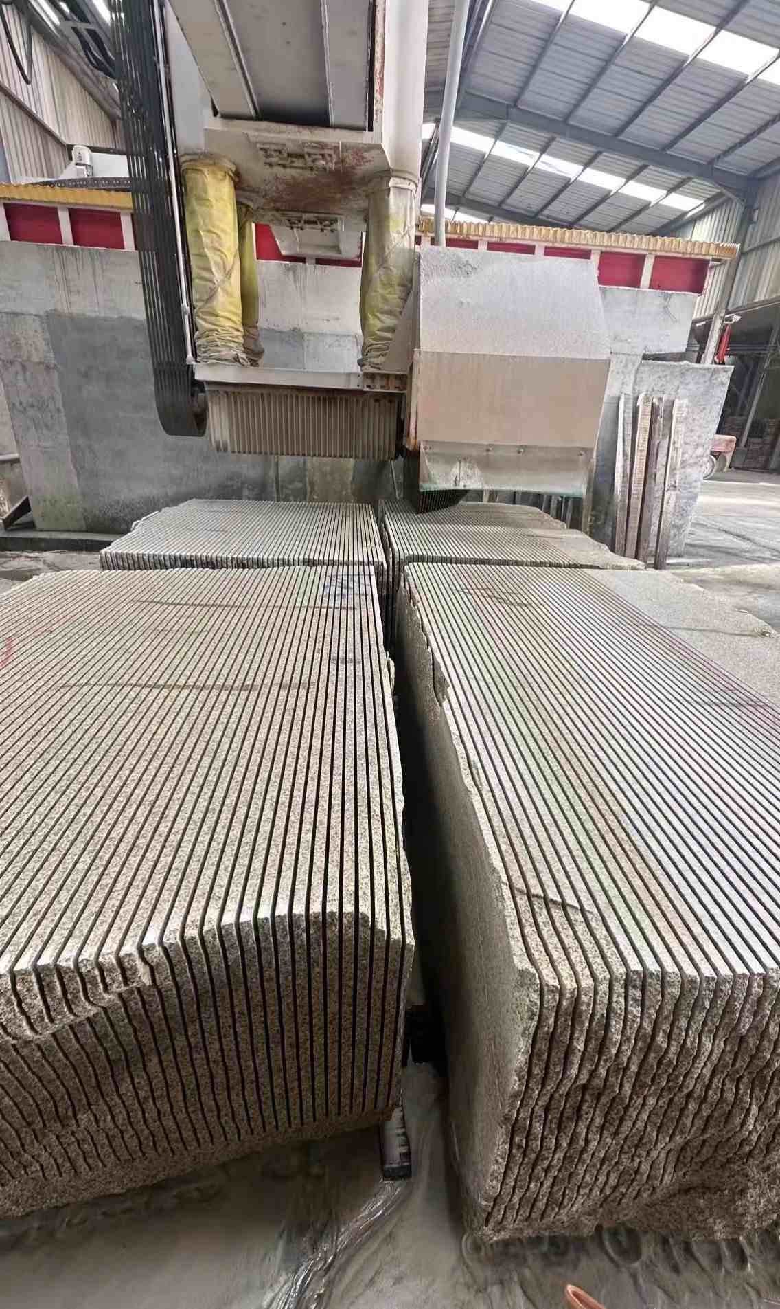 洛阳 车间生产日常，黄金麻白麻花岗岩