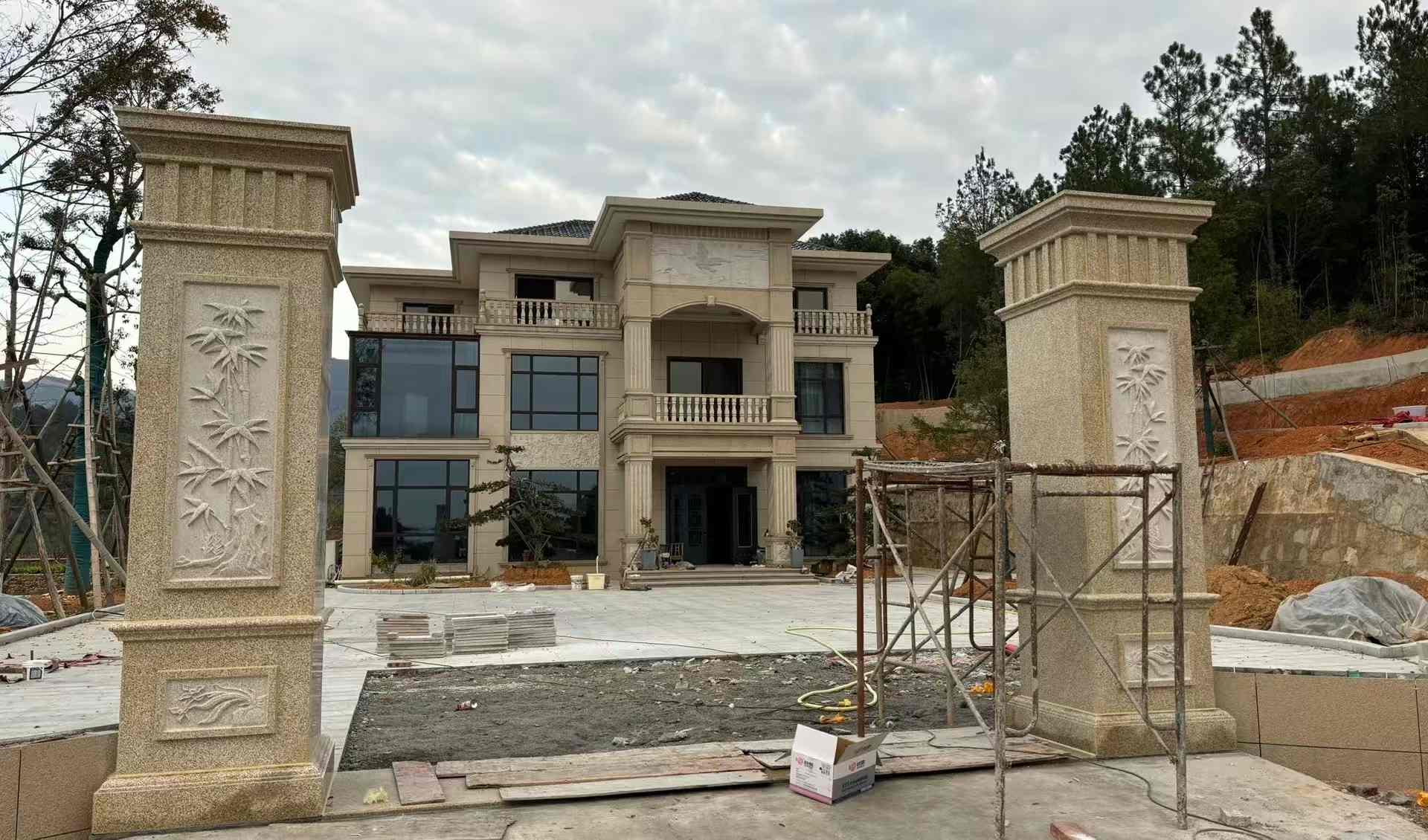 洛阳 黄金麻花岗岩别墅雕花外墙干挂配上门口雕花罗马柱