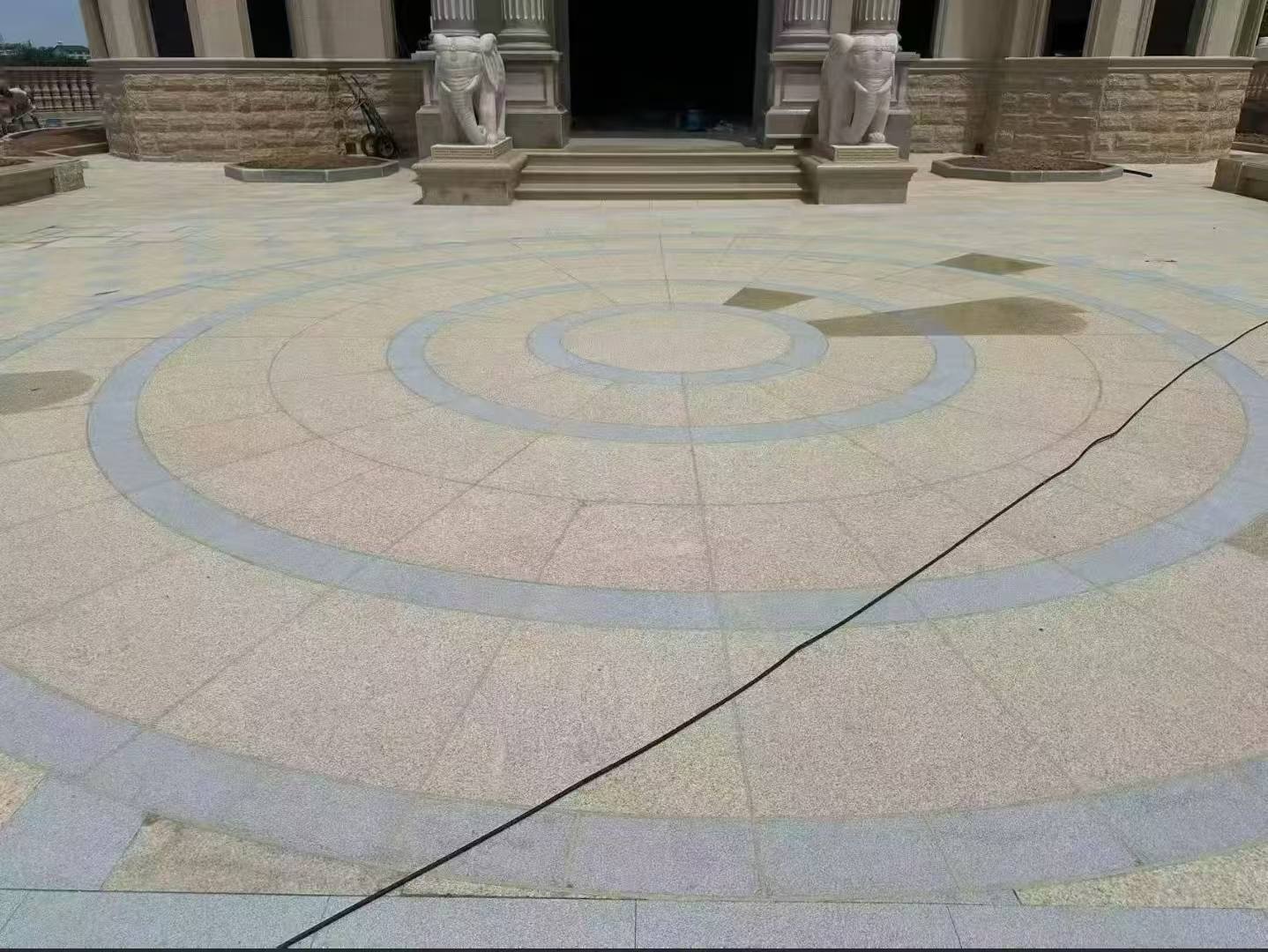 洛阳 黄金麻芝麻灰花岗岩石材地铺拼接效果