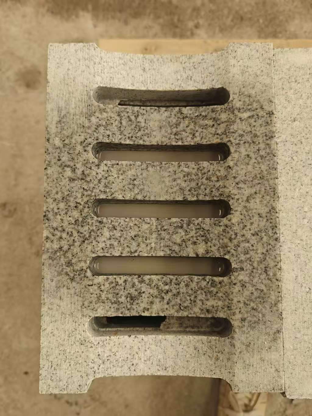 洛阳 芝麻白拉丝面花岗岩U型开槽排水槽