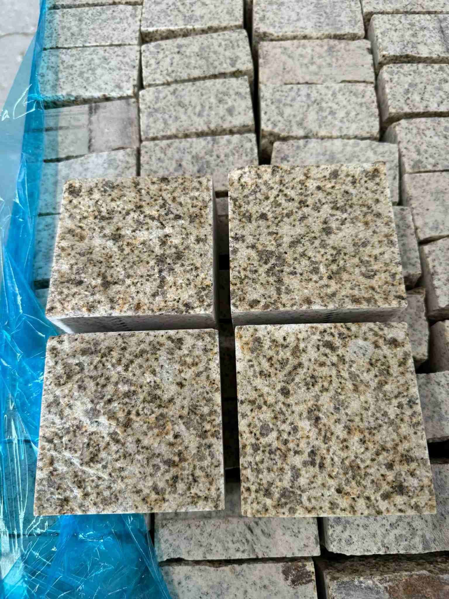 洛阳 黄金麻花岗岩自然面小方块，弹石，马蹄石等