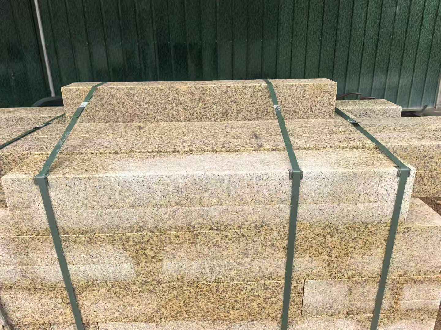 洛阳 黄金麻花岗岩石材机切面栏杆料半成品