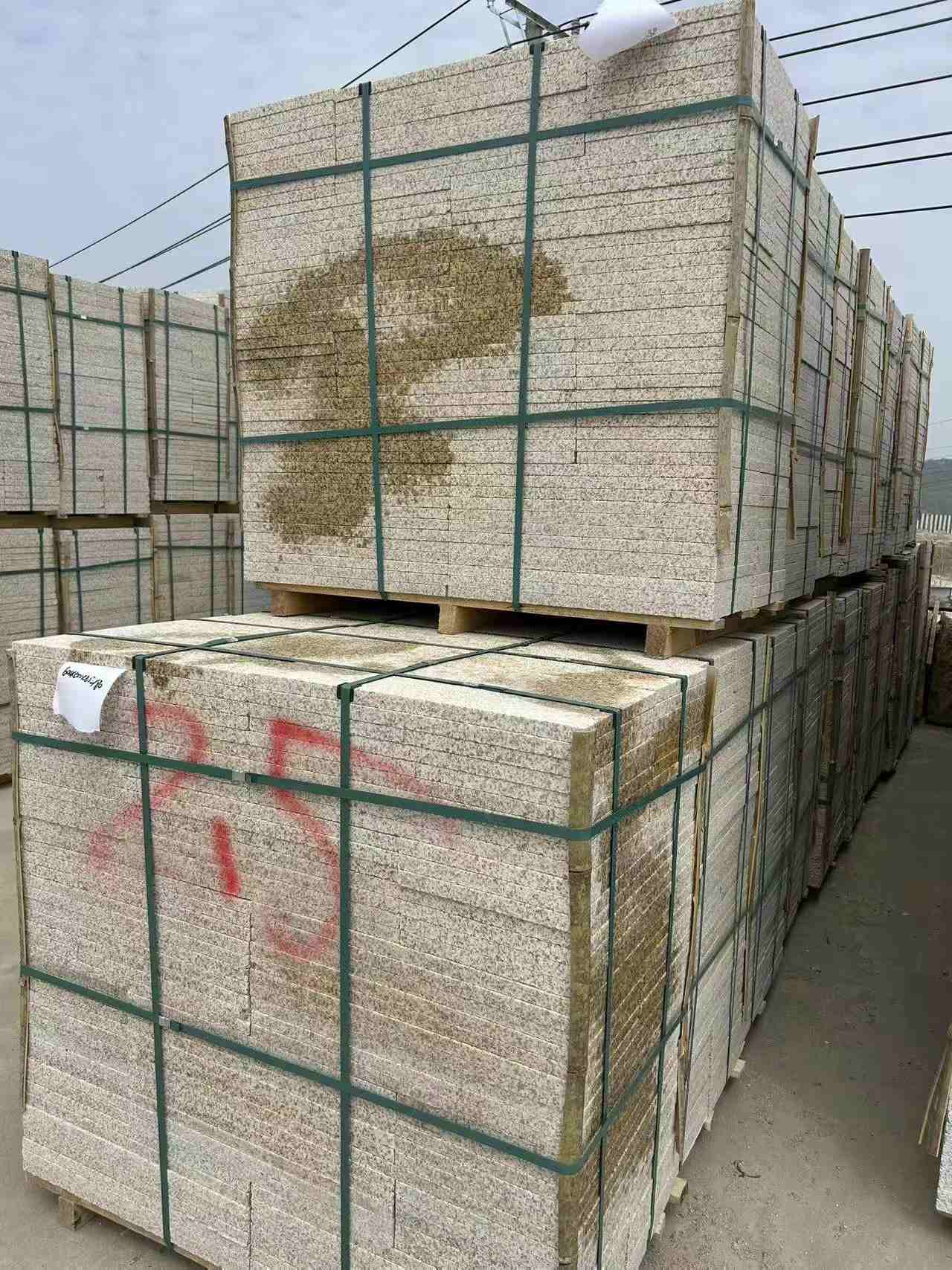 洛阳 黄金麻花岗岩石材荔枝面地铺石2.5*300*600