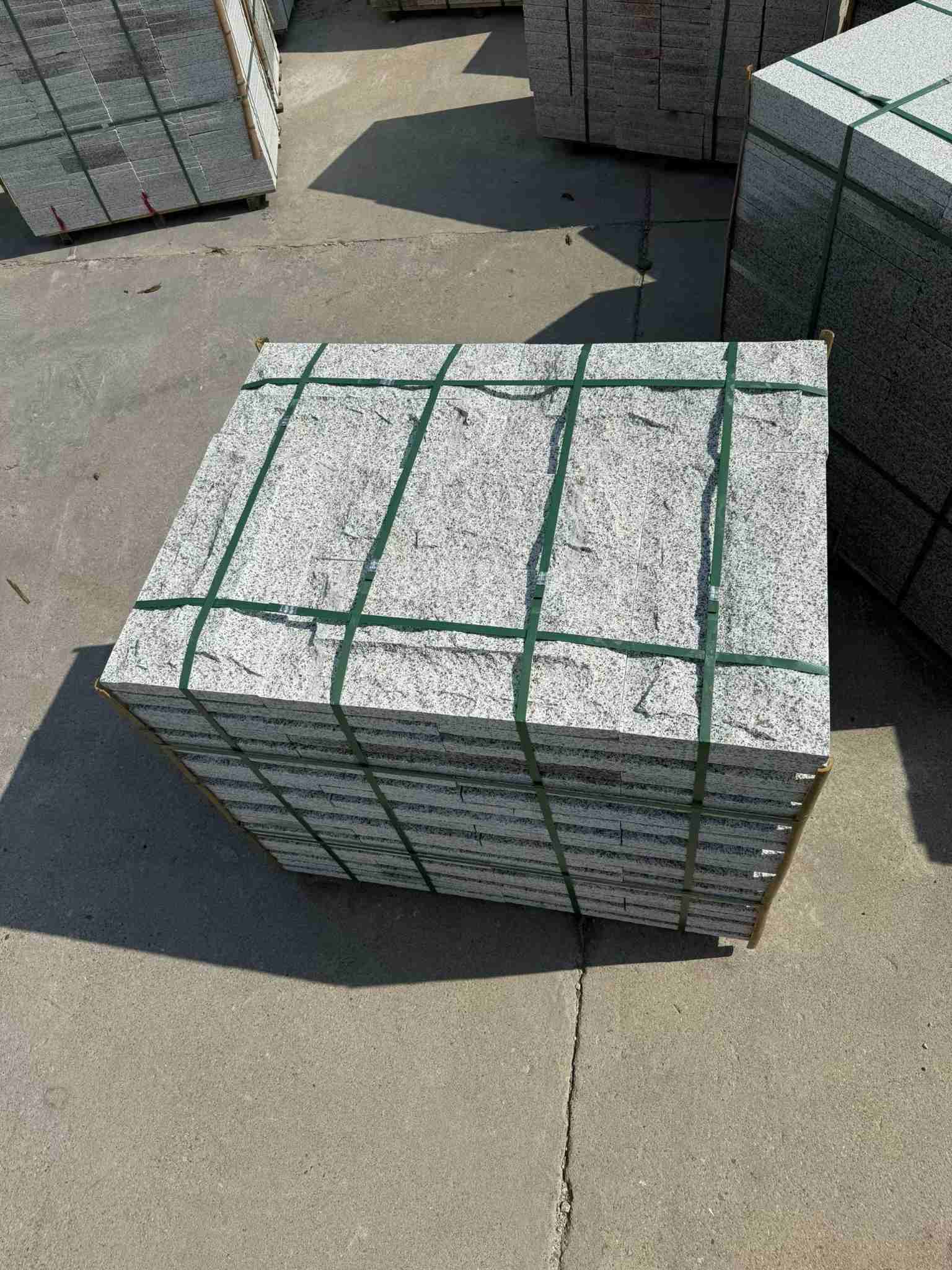 洛阳 白麻花岗岩石材自然面蘑菇石成品