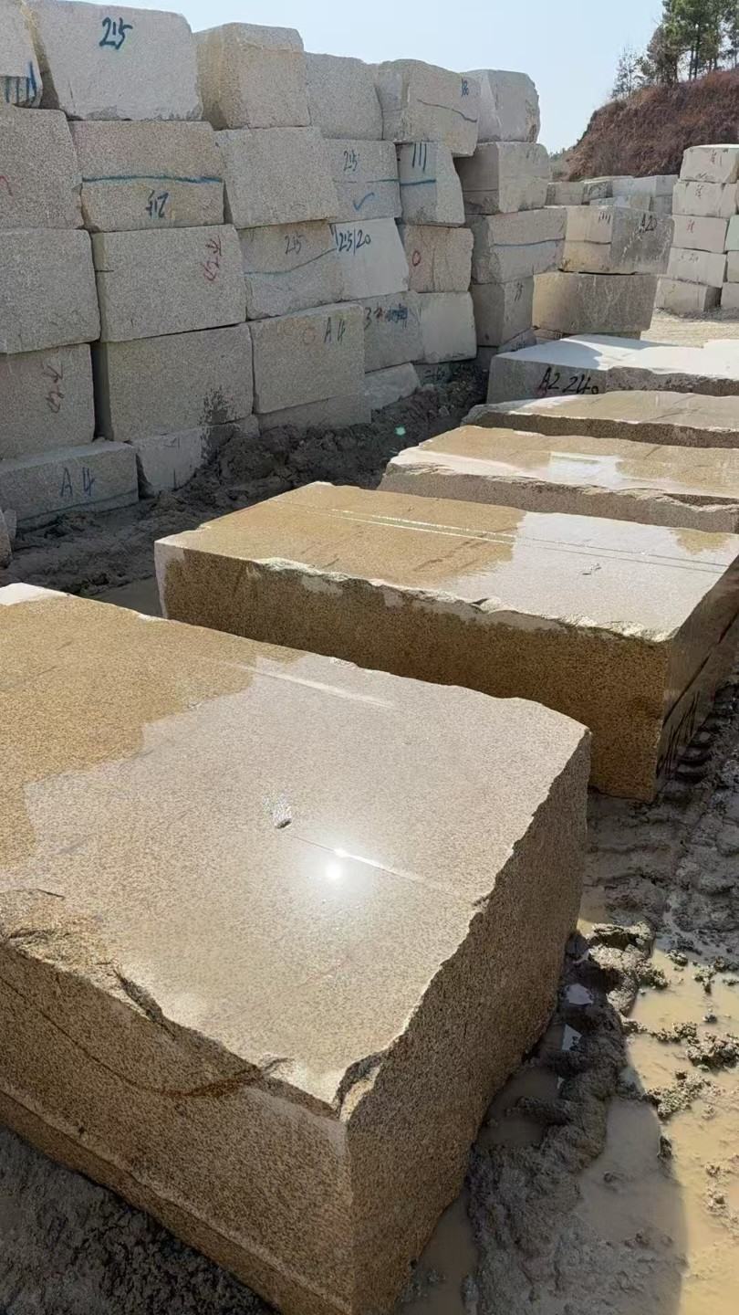 洛阳 黄金麻方料堆场洗料分选中，原材料充足