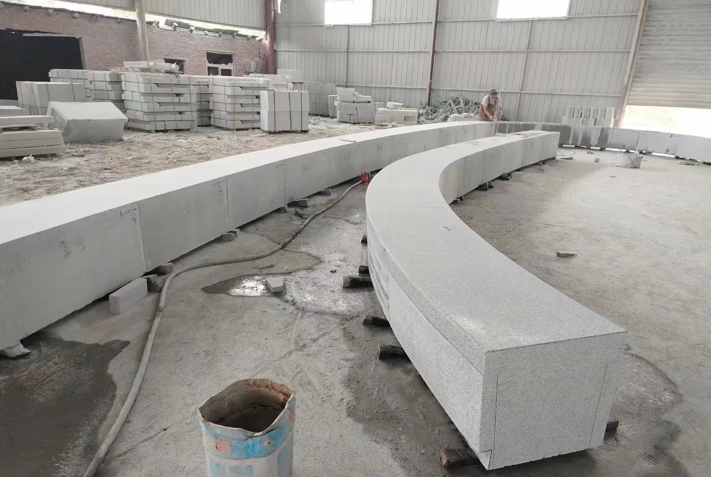 洛阳芝麻白花岗岩石板材 园林光面弧形坐凳