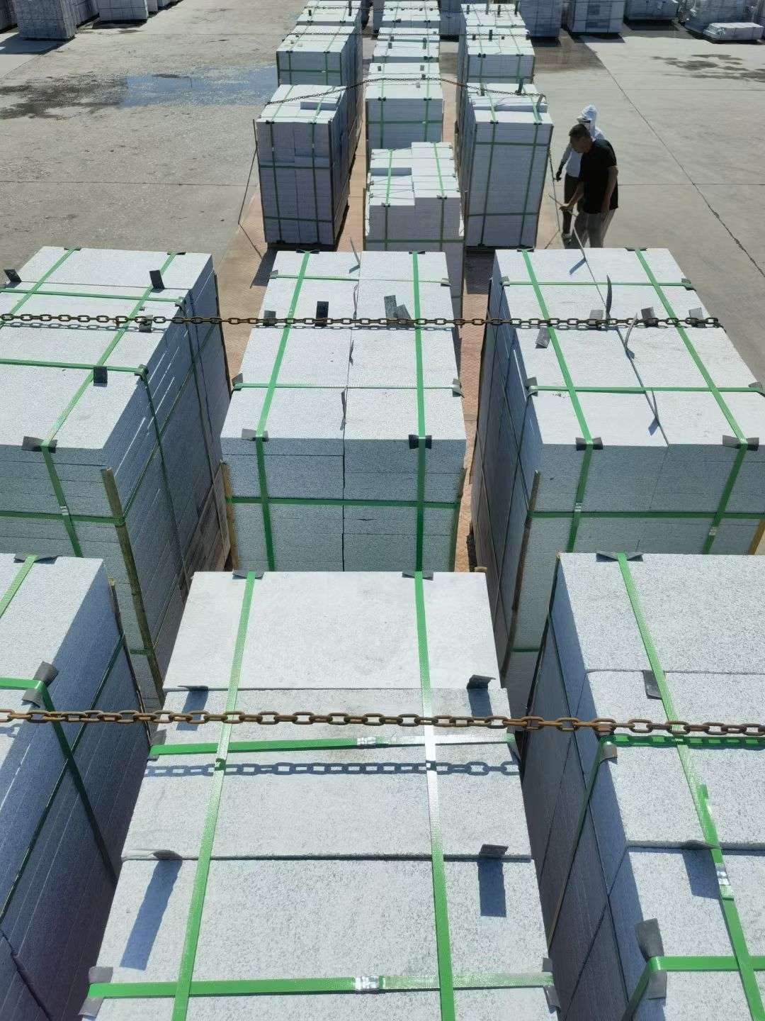 洛阳 芝麻白花岗岩5公分地铺石 花岗岩厂家工厂装车日常